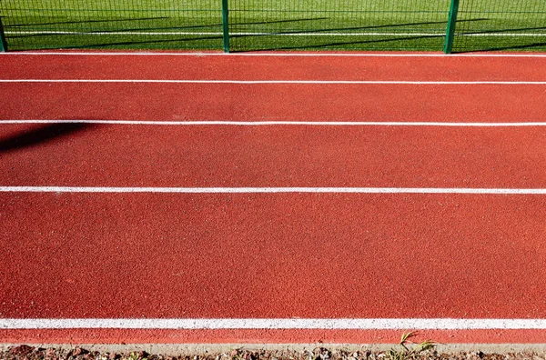 Spor sahasında kırmızı koşu bandı. Stadyumda koşu pisti