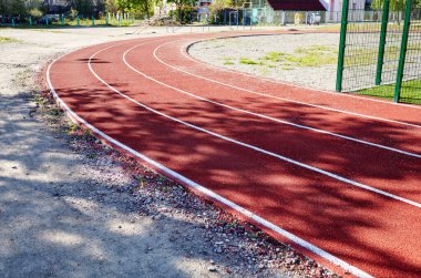 Spor sahasında kırmızı koşu bandı. Stadyumda koşu pisti