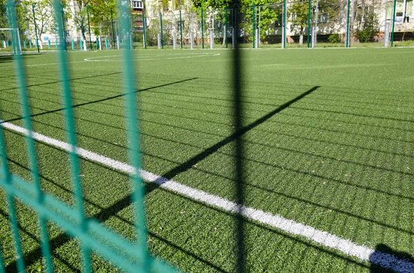 Campo Césped Para Jugar Fútbol Detrás Malla Cerca Verde Primer —  Fotos de Stock