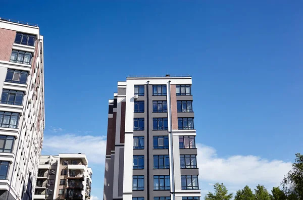 Moderní Evropské Bytové Domy Čtvrť Slunečného Dne Modrou Oblohou Abstraktní — Stock fotografie