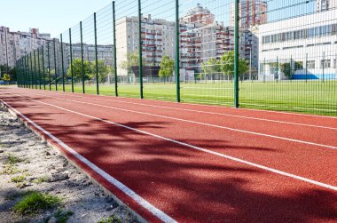 Spor sahasında kırmızı koşu bandı. Stadyumda koşu pisti