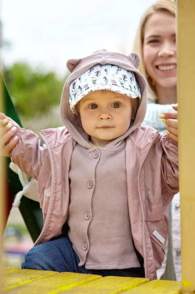Mãe Filha Parque Infantil Livre Atividade Saudável Para Crianças Menina — Fotografia de Stock