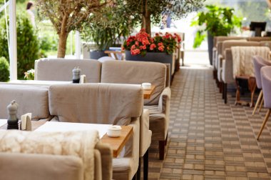 Lokanta ya da kafenin içi rahattır. Modern yemek odası manzarası.