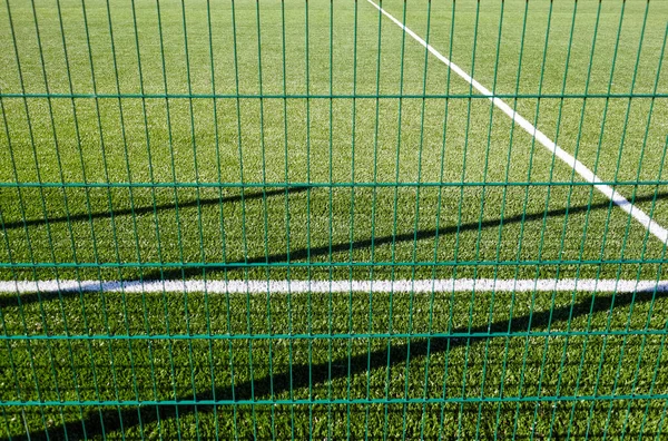 Campo Césped Para Jugar Fútbol Detrás Malla Cerca Verde Primer —  Fotos de Stock