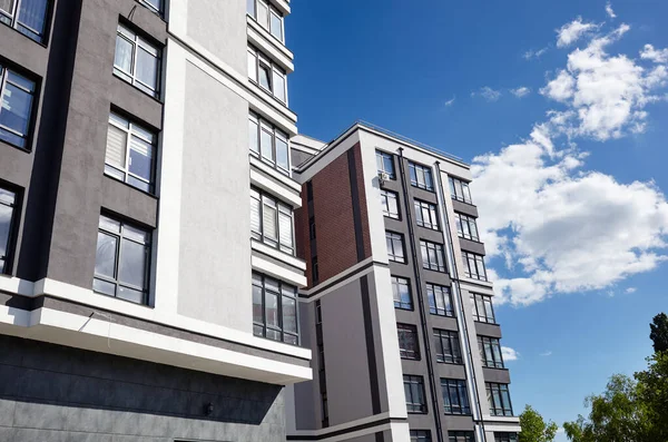 Moderne Europese Residentiële Flatgebouwen Kwartaal Een Zonnige Dag Met Een — Stockfoto