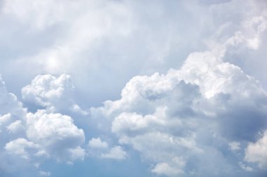 Bulanık gökyüzünün soyut görüntüsü. Kümülüs bulutlu mavi gökyüzü arkaplanı