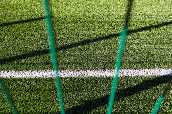 Campo Césped Para Jugar Fútbol Detrás Malla Cerca Verde Primer —  Fotos de Stock