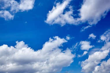 Bulanık gökyüzünün soyut görüntüsü. Kümülüs bulutlu mavi gökyüzü arkaplanı