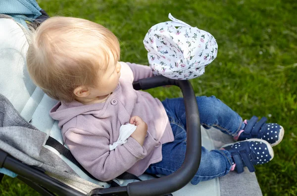 Dziecko Wózku Spacerze Wiosennym Parku Urocza Dziewczynka Wspólnych Ubraniach Siedząca — Zdjęcie stockowe