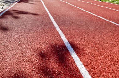 Spor sahasında kırmızı koşu bandı. Stadyumda koşu pisti
