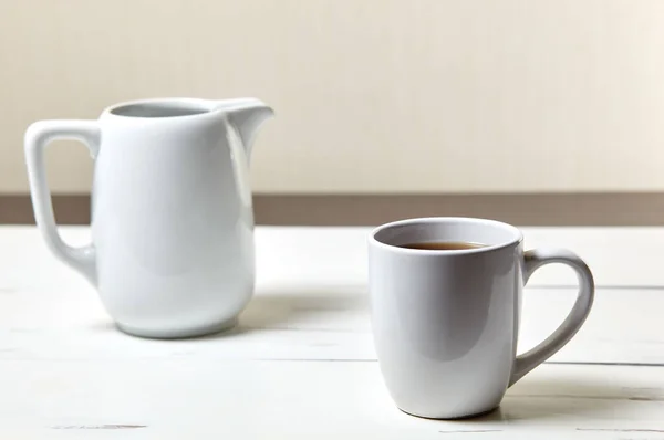 Tazza Bianca Con Caffè Brocca Latte Uno Sfondo Legno Bianco — Foto Stock