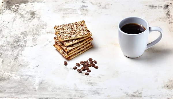 White Cup Coffee Coffee Beans Crunchy Crispbread Wooden Background Closeup — Stock Photo, Image