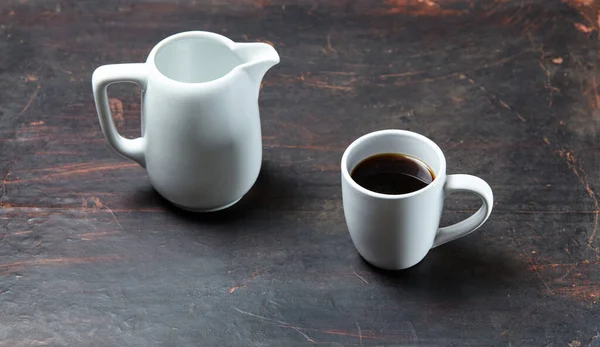 Weiße Tasse Mit Kaffee Und Milchkanne Auf Weißem Holzgrund Nahaufnahme — Stockfoto