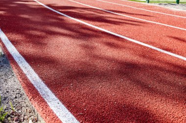 Spor sahasında kırmızı koşu bandı. Stadyumda koşu pisti
