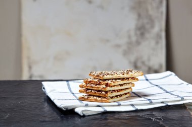 Tohumlu çıtır ekmek. Tahta zeminde çıtır çıtır çıtır çıtır ekmek. Sağlıklı atıştırmalık: mısır gevreği, çoklu tahıllı keten tohumu, ayçiçeği tohumlu protein çubuğu.