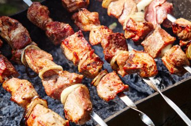 Salamura edilmiş şiş mangal ızgarasında mangal yapmaya hazırlanıyor. Geleneksel Rus şiş kebap şişi.