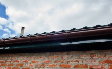 Kenar mahalle binasının ön cephesi. Gökyüzüne karşı çatı manzarası