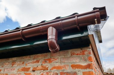 Kenar mahalle binasının ön cephesi. Gökyüzüne karşı çatı manzarası