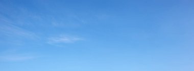 Bulanık gökyüzünün soyut görüntüsü. Mavi gökyüzü arkaplanı