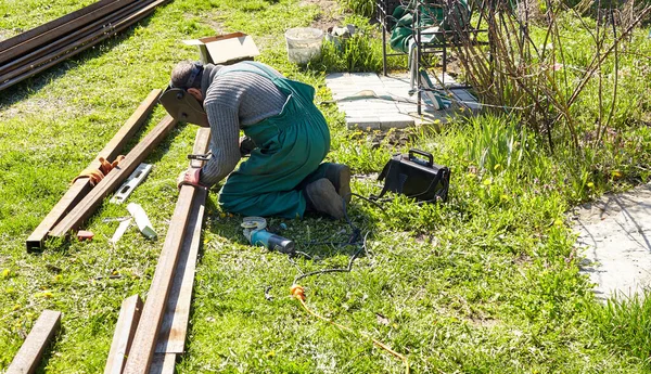 Svařování Funguje Muž Svářeč Stavebními Rukavicemi Svařovací Maskou Pracující Kovem — Stock fotografie