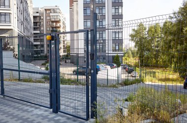 Avlunun ön kapısında. Otomatik salıncak kapısı açmak için uzaktan kumanda ev güvenlik sistemidir.