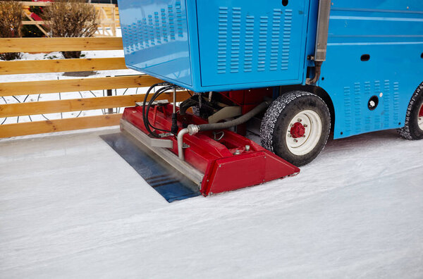 Аппарат очищает лёд. Специальная машина для уборки льда очищает каток