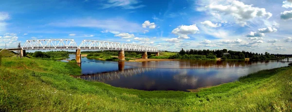 Brücke durch den Fluss — Stockfoto