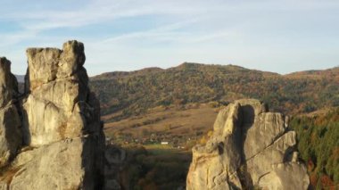 İHA dev kayaların üzerinden uçuyor. Ukrayna vahşi doğası. Karpat Ormanı. 