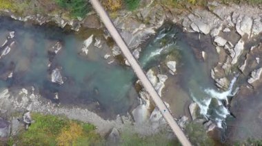 Sonbahar Karpat Ormanı sinematik hava manzarası. İnsansız hava aracı vahşi sonbahar ormanlarında uçuyor. 4K İHA görüntüleri. Yukarıdan Ukrayna köyü