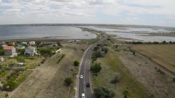 ウクライナの高速道路 美しいウクライナの道路のトップの空中ビュー 貨物トラックの配送 無人機が車道を飛び越える — ストック動画