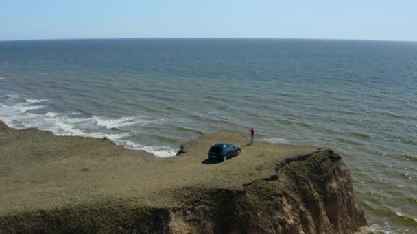 Чорний Спортивний Автомобіль Їде Дикого Морського Пляжу Дивовижним Минулим Відпустка — стокове відео