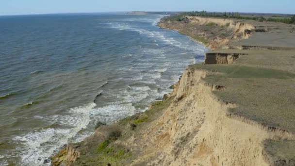 Topp Filmisk Antenn Utsikt Över Vilda Havet Stranden Med Fantastisk — Stockvideo