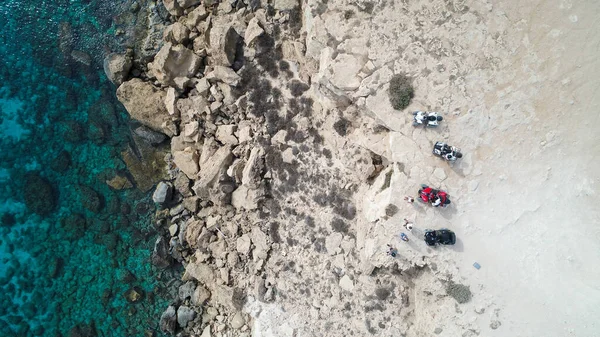 Yukarıdan aşağıya hava manzaralı. Kıbrıs 'ta tatil. Arkadaşlarla tatile. Kıbrıs adasında arkadaşlarla aşırı eğlence. Sahil boyunca dört tekerli bisiklet turu. Arkadaşlarla güzel bir hafta sonu. Yaz arkaplanı
