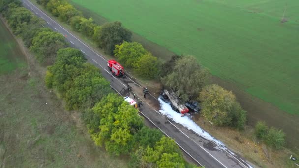 高速道路での事故 トラックは制御を失い 道路から飛び降り 木に衝突して火災に遭った 高速道路での事故の空中ビュー 911だ 救助者が働いて — ストック動画