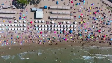 İspanya, Salou şehri. Salou şehir plajının en iyi hava manzarası. Sahilde bir sürü insan var. Yaz tatilinde deniz kenarında. İspanya 'yı gezmek 