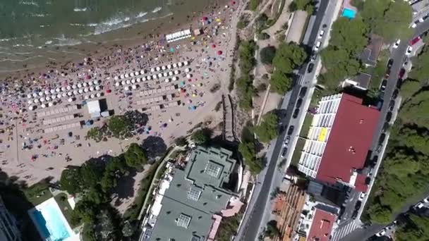 西班牙 萨洛市 萨洛市海滩的高空鸟瞰 很多人在海滩上 在海边度暑假 在西班牙各地旅行 — 图库视频影像