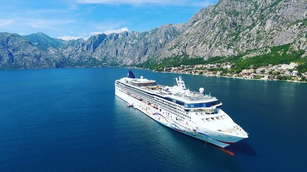 Karadağ. Boka Kotor Körfezi. Körfezde dev bir yolcu gemisi oturuyor. Karadağ 'da turist eğlencesi. Gemide dolaşın.