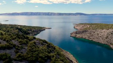 Etrafı Vahşi Ormanlar ve Dokunulmamış Akdeniz Doğası ile çevrili Hırvat Mavi Adriyatik Koyu Sinemasal Görünümü