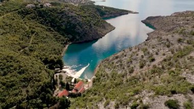Etrafı Vahşi Ormanlar ve Dokunulmamış Akdeniz Doğası ile çevrili Hırvat Mavi Adriyatik Koyu Sinemasal Görünümü