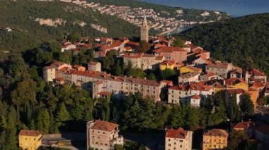 İşçi Partisi 'nin Eski Kenti, Hırvatistan' ın Kızıl Çatılı Tarihi Tepe Kenti, Adriyatik Denizi Manzarası ve Vahşi Akdeniz Manzarası Sinematiksel Hava Görüntüsü