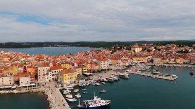 Hırvatistan 'ın Istria kentindeki Rovinj Eski Kasabası Sinemasal Manzarası Kızıl Çatılar, Kilise ve Deniz Tarafı Büyüsü ile En Güzel Adriyatik Bölgelerinden