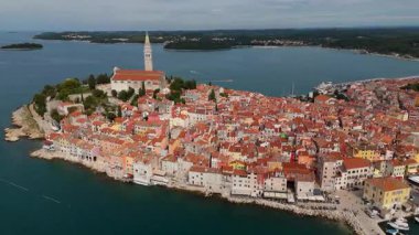 Hırvatistan 'ın Istria kentindeki Rovinj Eski Kasabası Sinemasal Manzarası Kızıl Çatılar, Kilise ve Deniz Tarafı Büyüsü ile En Güzel Adriyatik Bölgelerinden