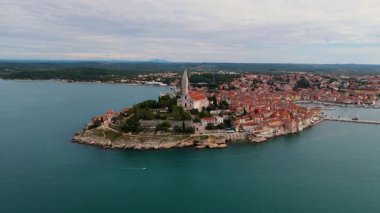 Hırvatistan 'ın Istria kentindeki Rovinj Eski Kasabası Sinemasal Manzarası Kızıl Çatılar, Kilise ve Deniz Tarafı Büyüsü ile En Güzel Adriyatik Bölgelerinden