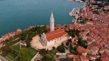 Hırvatistan 'ın Istria kentindeki Rovinj Eski Kasabası Sinemasal Manzarası Kızıl Çatılar, Kilise ve Deniz Tarafı Büyüsü ile En Güzel Adriyatik Bölgelerinden