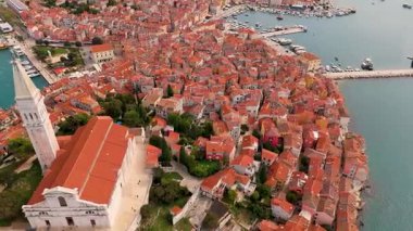 Hırvatistan 'ın Istria kentindeki Rovinj Eski Kasabası Sinemasal Manzarası Kızıl Çatılar, Kilise ve Deniz Tarafı Büyüsü ile En Güzel Adriyatik Bölgelerinden