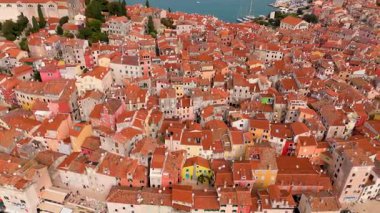 Hırvatistan 'ın Istria kentindeki Rovinj Eski Kasabası Sinemasal Manzarası Kızıl Çatılar, Kilise ve Deniz Tarafı Büyüsü ile En Güzel Adriyatik Bölgelerinden