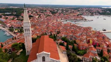 Hırvatistan 'ın Istria kentindeki Rovinj Eski Kasabası Sinemasal Manzarası Kızıl Çatılar, Kilise ve Deniz Tarafı Büyüsü ile En Güzel Adriyatik Bölgelerinden