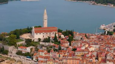 Hırvatistan 'ın Istria kentindeki Rovinj Eski Kasabası Sinemasal Manzarası Kızıl Çatılar, Kilise ve Deniz Tarafı Büyüsü ile En Güzel Adriyatik Bölgelerinden