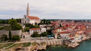 Hırvatistan 'ın Istria kentindeki Rovinj Eski Kasabası Sinemasal Manzarası Kızıl Çatılar, Kilise ve Deniz Tarafı Büyüsü ile En Güzel Adriyatik Bölgelerinden