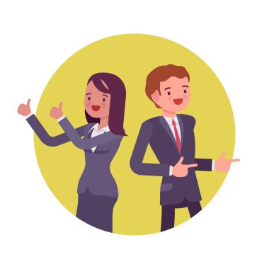 Ofis çalışanları ayakta ve gülümseyerek